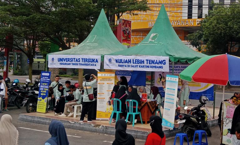 Salut Kartini Rembang mengenalkan kampus mereka kepada para pengunjung Alun-Alun Rembang di Minggu kemarin. (Munjiyati)