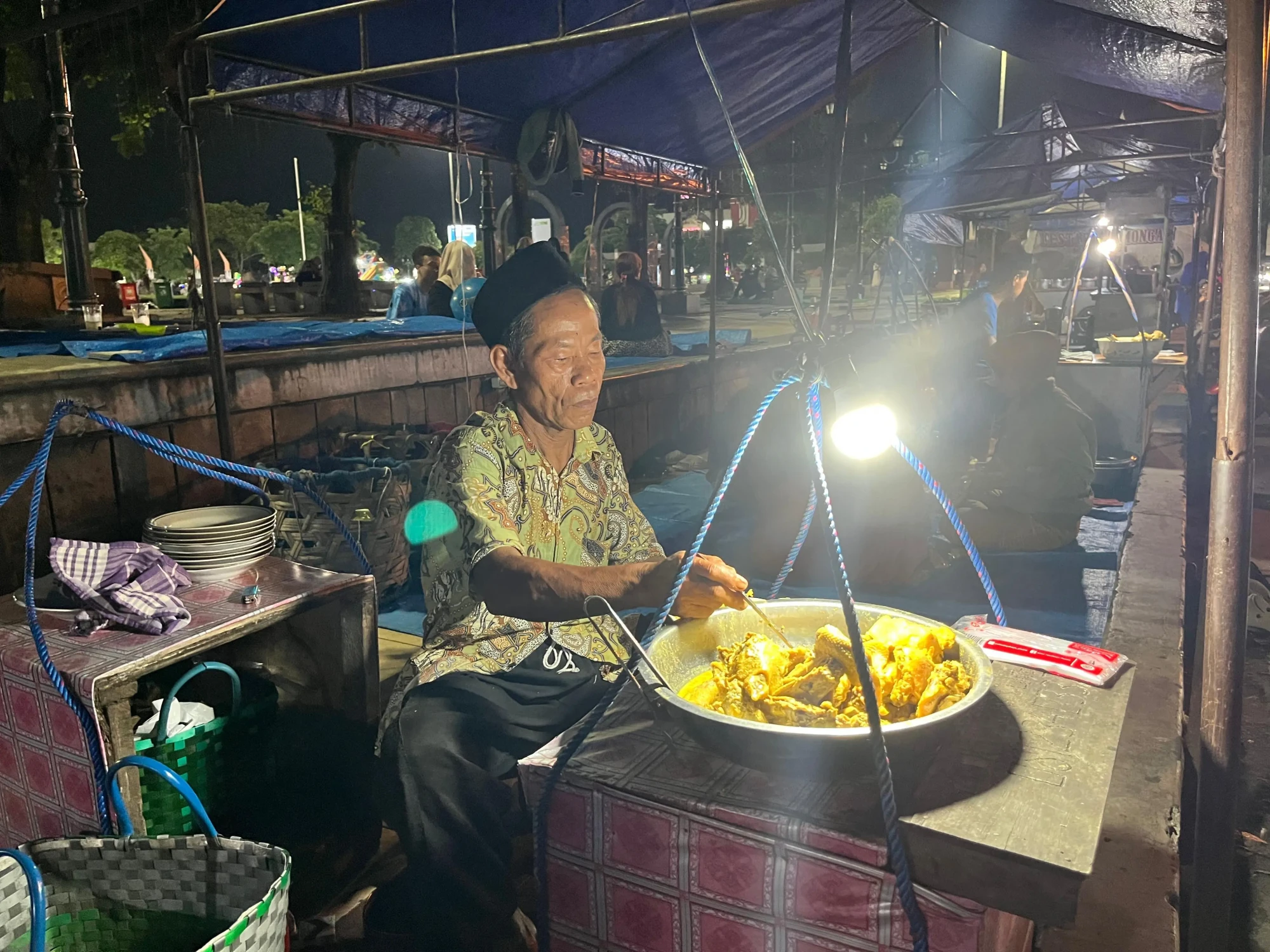 Hangatnya Nostalgia dalam Sepiring Lontong Tuyuhan