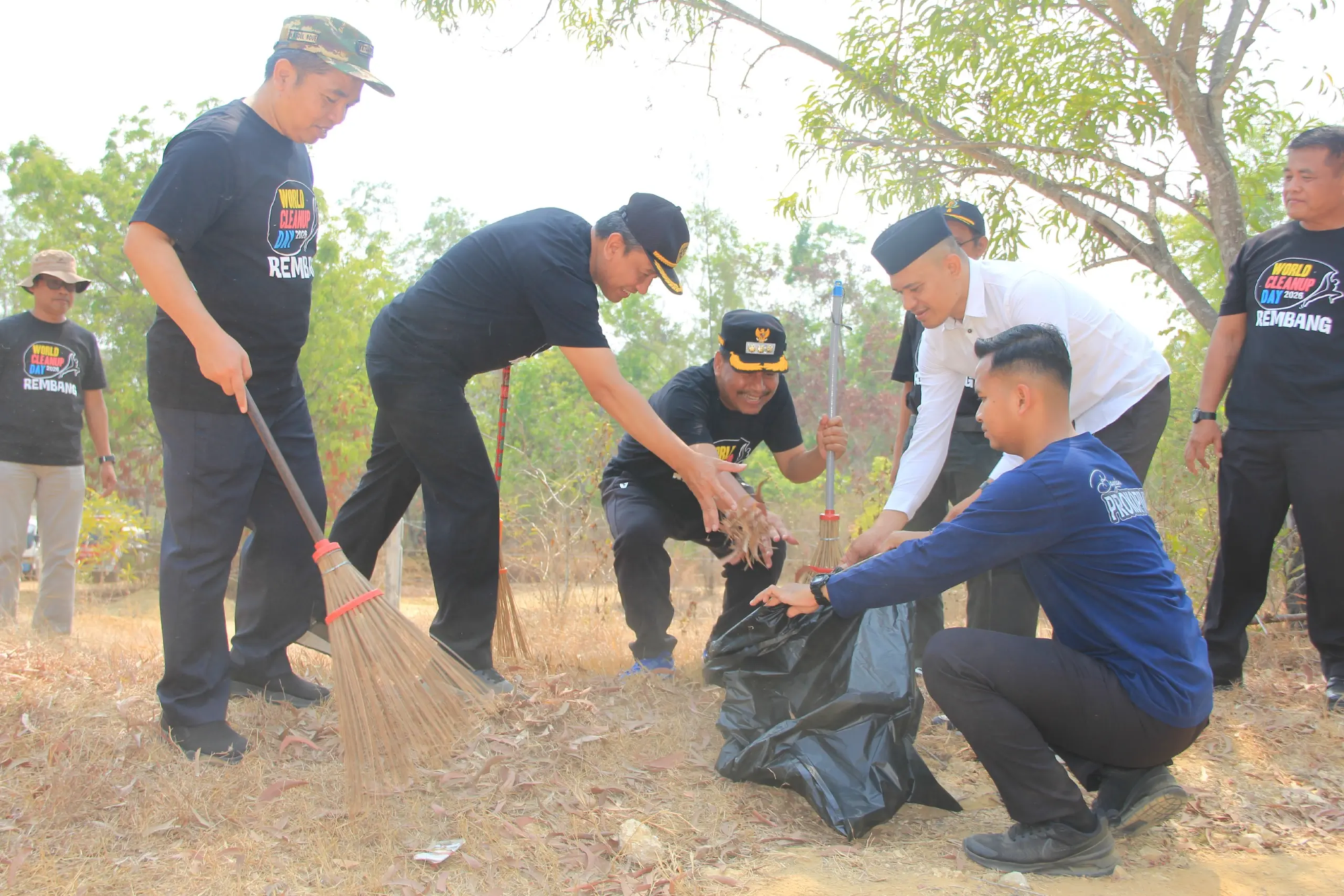 Peringati World Cleanup Day 2026, Pemkab Rembang Boyong Pelajar hingga Forkopimda Bersihkan GOR Mbesi