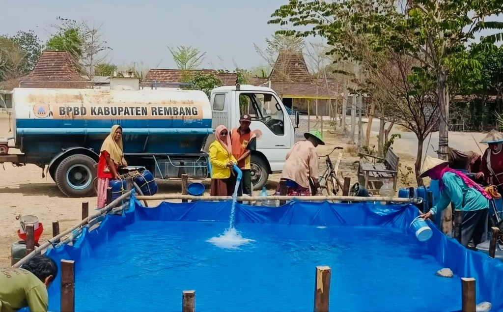 Bantu Warga Terdampak Kemarau, UT Salut Kartini Rembang Salurkan Bantuan Air Bersih